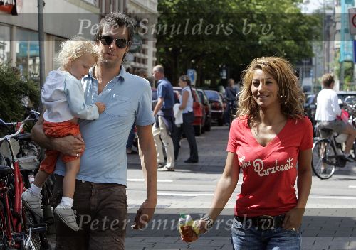 Amsterdam 30 juli 2005
Ruud de Wild winkelen met zijn dochter Toy Travis en vriendin Aafke.