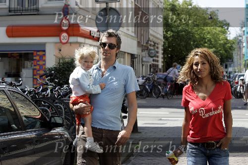 Amsterdam 30 juli 2005
Ruud de Wild winkelen met zijn dochter Toy Travis en vriendin Aafke.