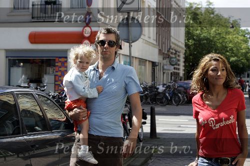 Amsterdam 30 juli 2005
Ruud de Wild winkelen met zijn dochter Toy Travis en vriendin Aafke.