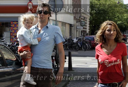 Amsterdam 30 juli 2005
Ruud de Wild winkelen met zijn dochter Toy Travis en vriendin Aafke.