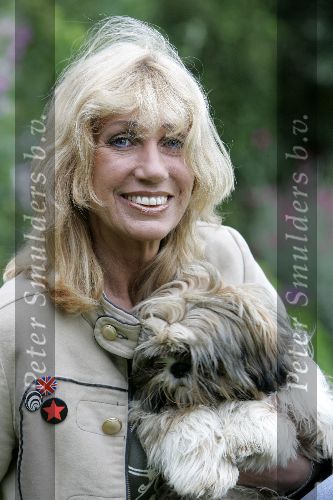 Warmenhuizen 22 juli 2005
Sjoukje Smit met hondjes in haar tuin.