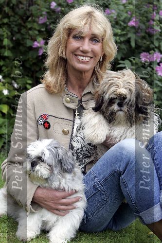 Warmenhuizen 22 juli 2005
Sjoukje Smit met hondjes in haar tuin.