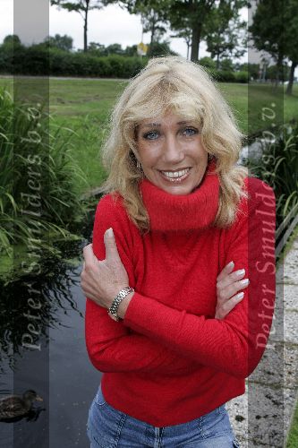 Warmenhuizen 22 juli 2005
Sjoukje Smit in haar tuin.