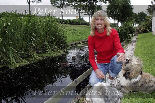Warmenhuizen 22 juli 2005
Sjoukje Smit in haar tuin.