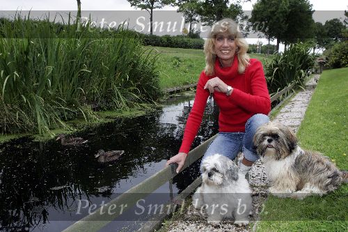 Warmenhuizen 22 juli 2005
Sjoukje Smit in haar tuin.
