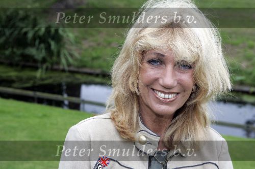 Warmenhuizen 22 juli 2005
Sjoukje Smit in haar tuin.