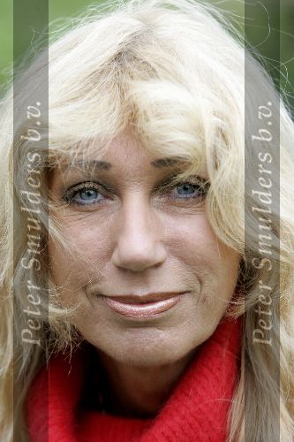 Warmenhuizen 22 juli 2005
Sjoukje Smit in haar tuin.
