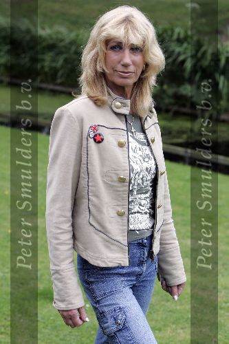 Warmenhuizen 22 juli 2005
Sjoukje Smit in haar tuin.