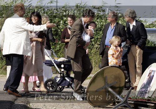 Amsterdam 30 juli 2005
Thom Hoffman en Giam Kwee trouwen  bij Kaap Kot. met zoontje