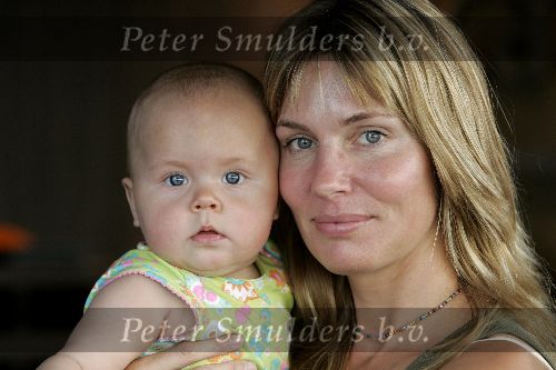 Amsterdam 14 juli 2005
 Vivian Slingerland met dochter Rebbel Reijnders op de pc hooftstraat