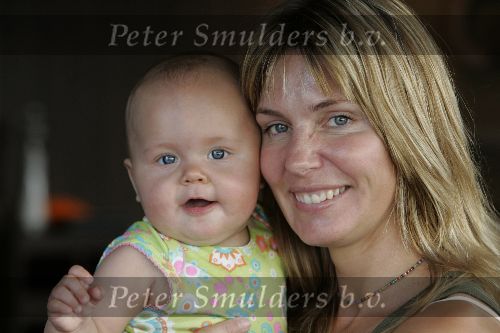 Amsterdam 14 juli 2005
 Vivian Slingerland met dochter Rebbel Reijnders op de pc hooftstraat