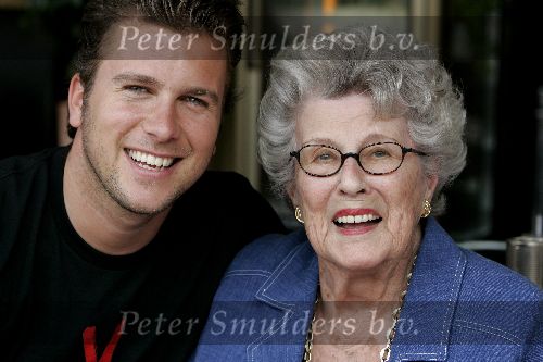 Amsterdam 16 juli 2005
Winston Gerschtanowitz met zijn oma op terras