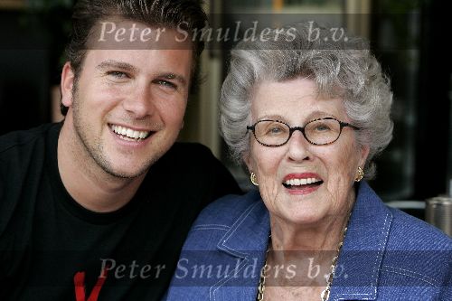 Amsterdam 16 juli 2005
Winston Gerschtanowitz met zijn oma op terras