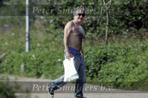 Bergen 14 juli 2005
Youp van t Hek bij zijn vakantiehuis