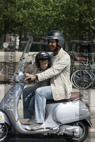 Amsterdam 13 juli 2005
Ruud Gullit met zijn zoon Maxim op vespa scooter