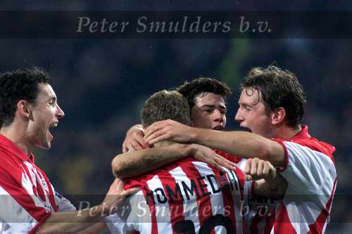 Eindhoven, 23 november 2000
UEFA Cup wedstrijd PSV-PAOK Thessaloniki, eindstand
KEZMAN WORDT GEHULDIGD VOOR ZIJN EERSTE DOELPUNT 0-2