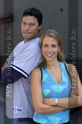 Amstrdam 24 juli 2001
Perspresentatie van SBS 6 , V8 en Net 5.
Poal van een rug te ver van V8 en Vivian Reys