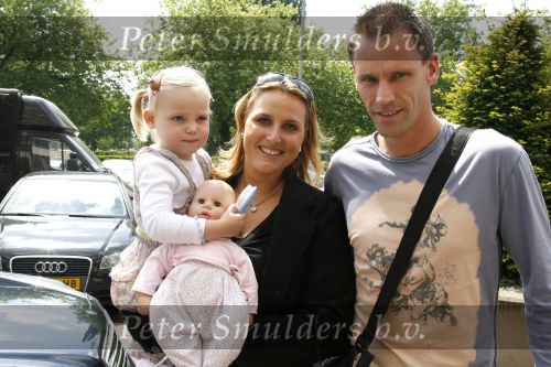Amsterdam 6 juni 2006
Vertrek Nederlands elftal vanaf het hilton in Amsterdam naar WK.
Andre Ooijer met Joyce en Demi