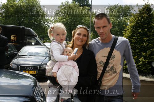 Amsterdam 6 juni 2006
Vertrek Nederlands elftal vanaf het hilton in Amsterdam naar WK.
Andre Ooijer met Joyce en Demi