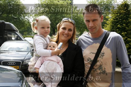 Amsterdam 6 juni 2006
Vertrek Nederlands elftal vanaf het hilton in Amsterdam naar WK.
Andre Ooijer met Joyce en Demi
