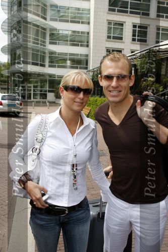 Amsterdam 6 juni 2006
Vertrek Nederlands elftal vanaf het hilton in Amsterdam naar WK.
Arjen robben met vriendin Bernadien