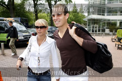 Amsterdam 6 juni 2006
Vertrek Nederlands elftal vanaf het hilton in Amsterdam naar WK.
Arjen robben met vriendin Bernadien