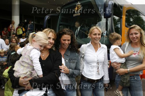Amsterdam 6 juni 2006
Vertrek Nederlands elftal vanaf het hilton in Amsterdam naar WK.
Joyce Ooijer Gertrude Kuyt Bernadien Robben en Karin Cocu