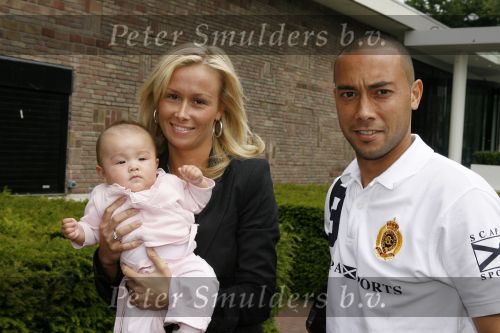 Amsterdam 6 juni 2006
Vertrek Nederlands elftal vanaf het hilton in Amsterdam naar WK.
Denny Landzaat met zijn vrouw Annemarie en dochtertje Ailani