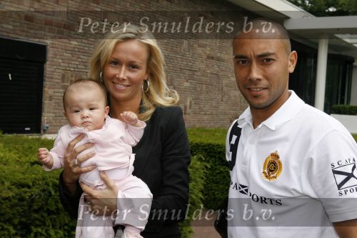 Amsterdam 6 juni 2006
Vertrek Nederlands elftal vanaf het hilton in Amsterdam naar WK.
Denny Landzaat met zijn vrouw Annemarie en dochtertje Ailani