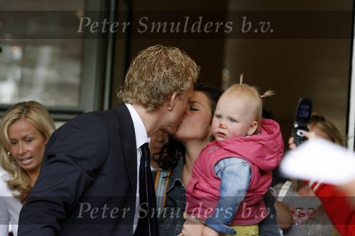Amsterdam 6 juni 2006
Vertrek Nederlands elftal vanaf het hilton in Amsterdam naar WK.
Dirk Kuyt met zijn vrouw Gertrude en dochter Noelle