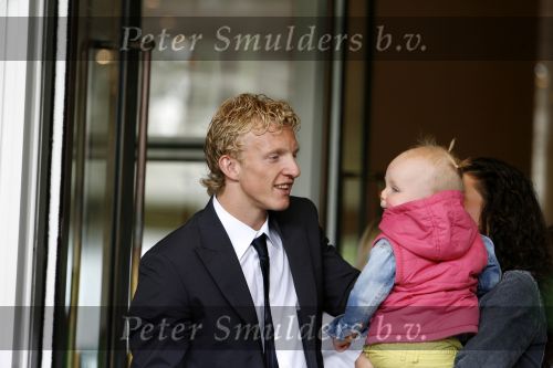Amsterdam 6 juni 2006
Vertrek Nederlands elftal vanaf het hilton in Amsterdam naar WK.
Dirk Kuyt met zijn vrouw Gertrude en dochter Noelle