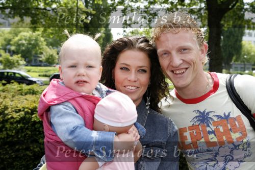 Amsterdam 6 juni 2006
Vertrek Nederlands elftal vanaf het hilton in Amsterdam naar WK.
Dirk kuyt met zijn vrouw Gertrude en dochter Noelle