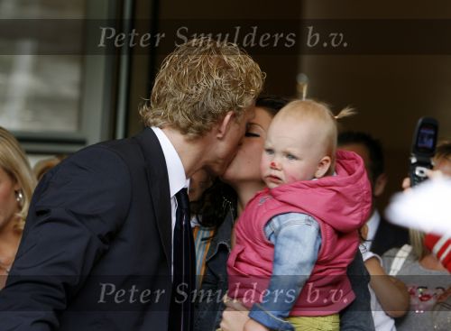 Amsterdam 6 juni 2006
Vertrek Nederlands elftal vanaf het hilton in Amsterdam naar WK.
Dirk Kuyt met zijn vrouw Gertrude en dochter Noelle