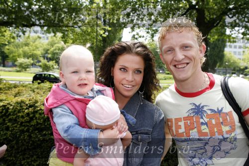 Amsterdam 6 juni 2006
Vertrek Nederlands elftal vanaf het hilton in Amsterdam naar WK.
Dirk kuyt met zijn vrouw Gertrude en dochter Noelle