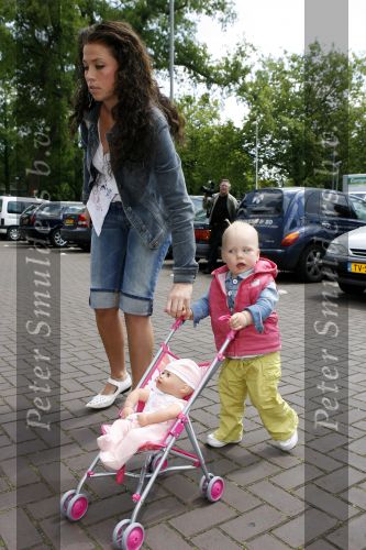 Amsterdam 6 juni 2006
Vertrek Nederlands elftal vanaf het hilton in Amsterdam naar WK.
Dirk kuyt met zijn vrouw Gertrude en dochter Noelle