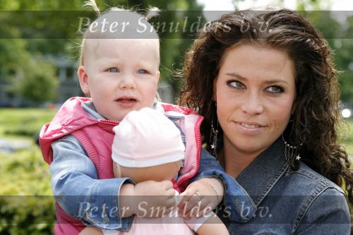 Amsterdam 6 juni 2006
Vertrek Nederlands elftal vanaf het hilton in Amsterdam naar WK.
Dirk kuyt zijn vrouw Gertrude en dochter Noelle