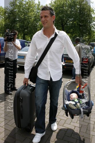 Amsterdam 6 juni 2006
Vertrek Nederlands elftal vanaf het hilton in Amsterdam naar WK.
jan Vennegoor of Hesseling met zoon Lucas