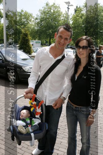 Amsterdam 6 juni 2006
Vertrek Nederlands elftal vanaf het hilton in Amsterdam naar WK.
jan Vennegoor of Hesseling met zoon Lucas en vriendin Laura