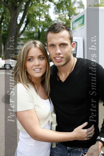 Amsterdam 6 juni 2006
Vertrek Nederlands elftal vanaf het hilton in Amsterdam naar WK.
Johnny Heitinga met vriendin