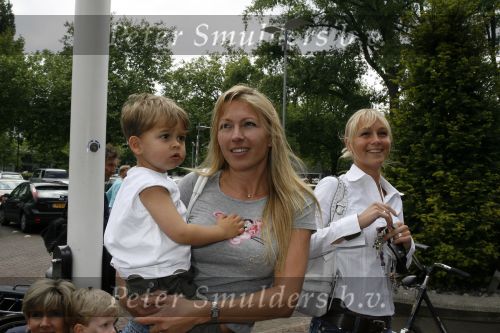 Amsterdam 6 juni 2006
Vertrek Nederlands elftal vanaf het hilton in Amsterdam naar WK.
Bernadien Robben en Karin Cocu