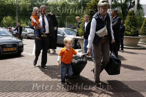 Amsterdam 6 juni 2006
Vertrek Nederlands elftal vanaf het hilton in Amsterdam naar WK.
Kees Jansma met zijn vrouw en zoons