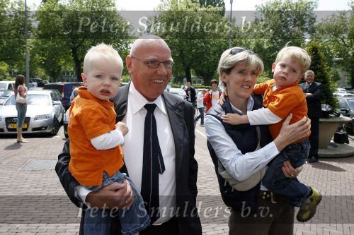 Amsterdam 6 juni 2006
Vertrek Nederlands elftal vanaf het hilton in Amsterdam naar WK.
Kees Jansma met zijn vrouw en zoons