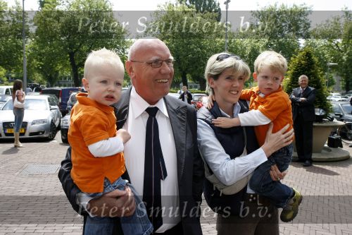 Amsterdam 6 juni 2006
Vertrek Nederlands elftal vanaf het hilton in Amsterdam naar WK.
Kees Jansma met zijn vrouw en zoons