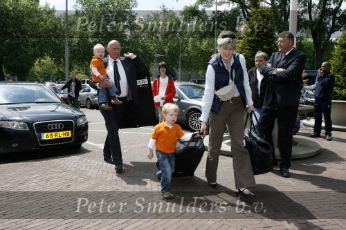Amsterdam 6 juni 2006
Vertrek Nederlands elftal vanaf het hilton in Amsterdam naar WK.
Kees Jansma met zijn vrouw en zoons