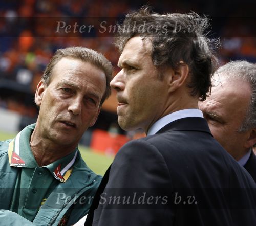 Rotterdam, 5 Juni 2006 Laatste oefeninterland nederlands elftal op weg naar het WK 2006 in Duitsland.
Nederland-Australie, eindstand 1-1
Marco v Basten in gesprek met Johan Neeskens
© Edwin van Zandvoort