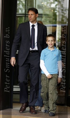 Amsterdam 6 juni 2006
Vertrek Nederlands elftal vanaf het hilton in Amsterdam naar WK.
Marco v Basten met zoon Alexander