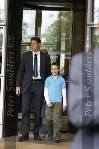 Amsterdam 6 juni 2006
Vertrek Nederlands elftal vanaf het hilton in Amsterdam naar WK.
Marco v Basten zoon Alexander
