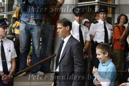 Amsterdam 6 juni 2006
Vertrek Nederlands elftal vanaf het hilton in Amsterdam naar WK.
Marco v Basten met zijn zoon Alexander