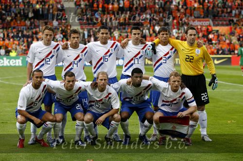 Eindhoven, 2 Juni 2006 Vriendschappelijke interland op weg naar het WK 2006 tussen Nederland-Mexico, eindstand 2-1
staande v.l.n.r.: Jan Kromkamp, John Heitinga, Hedwiges Maduro, Robin v Persie, Khalid Boulahrouz, Henk timmer.
Gehurkt v.l.n.r.: Denny Landzaat, Wesley Sneijder, Tim de Cler, Ryan Babel en Dirk Kuyt
© Foto Edwin van Zandvoort