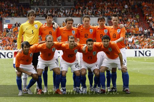 Rotterdam, 5 Juni 2006 Laatste oefeninterland nederlands elftal op weg naar het WK 2006 in Duitsland.
Nederland-Australie, eindstand 1-1
staande v l.n.r. Edwin v d Sar, Ruud v Nistelrooy, Joris Mathijsen, Jan Kromkamp, Phillip Cocu en andre Ooijer.
Gehurkt v.l.n.r.: Giovanni v Bronckhorst, Arjen Robben, Wesley Sneijder, Robin v Persie en Mark v Bommel
© Edwin van Zandvoort